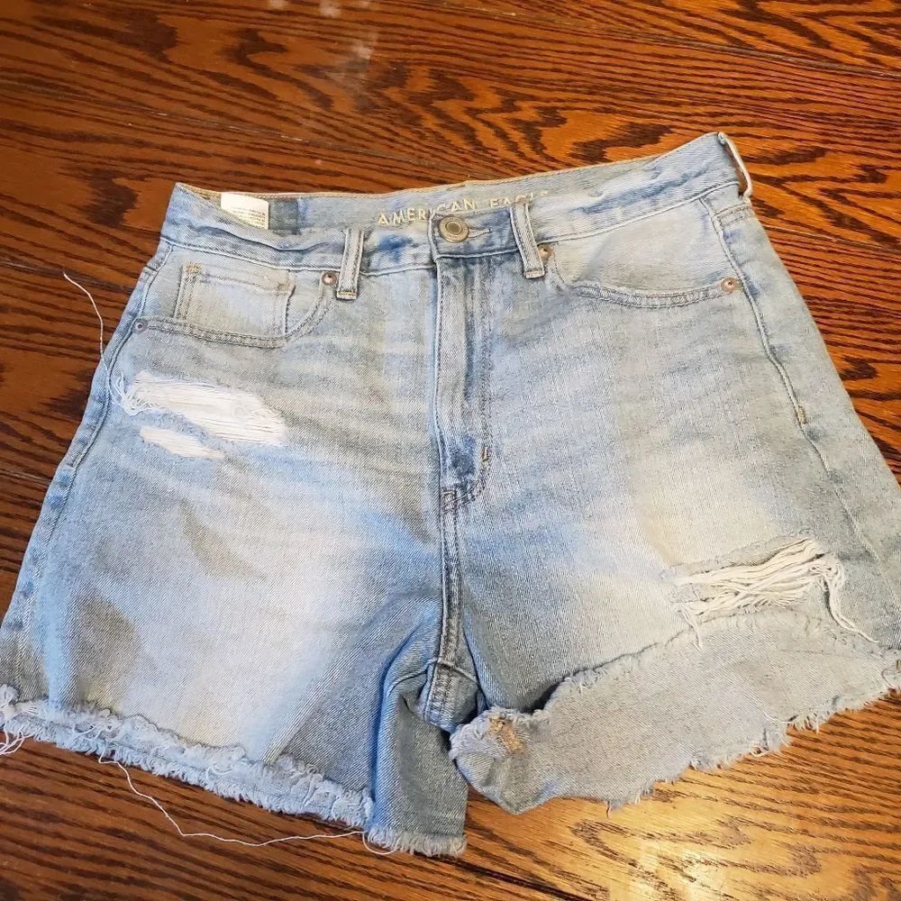 American Eagle light blue distressed Mom shorts sz 6
